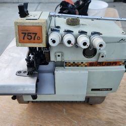 Maquina de coser Overlock con su motor en buen estado