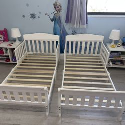  2 Delta Children Toddler Bed, White (Used Good Conditions)