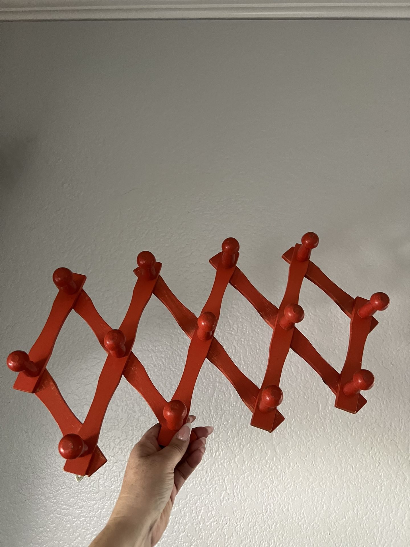 Vintage Accordion Red Wood Expandable 13 Peg Wall Hanger Mug Coat Hat Ornament Jewelry Rack