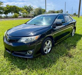 2014 Toyota Camry · SE Sedan 4D