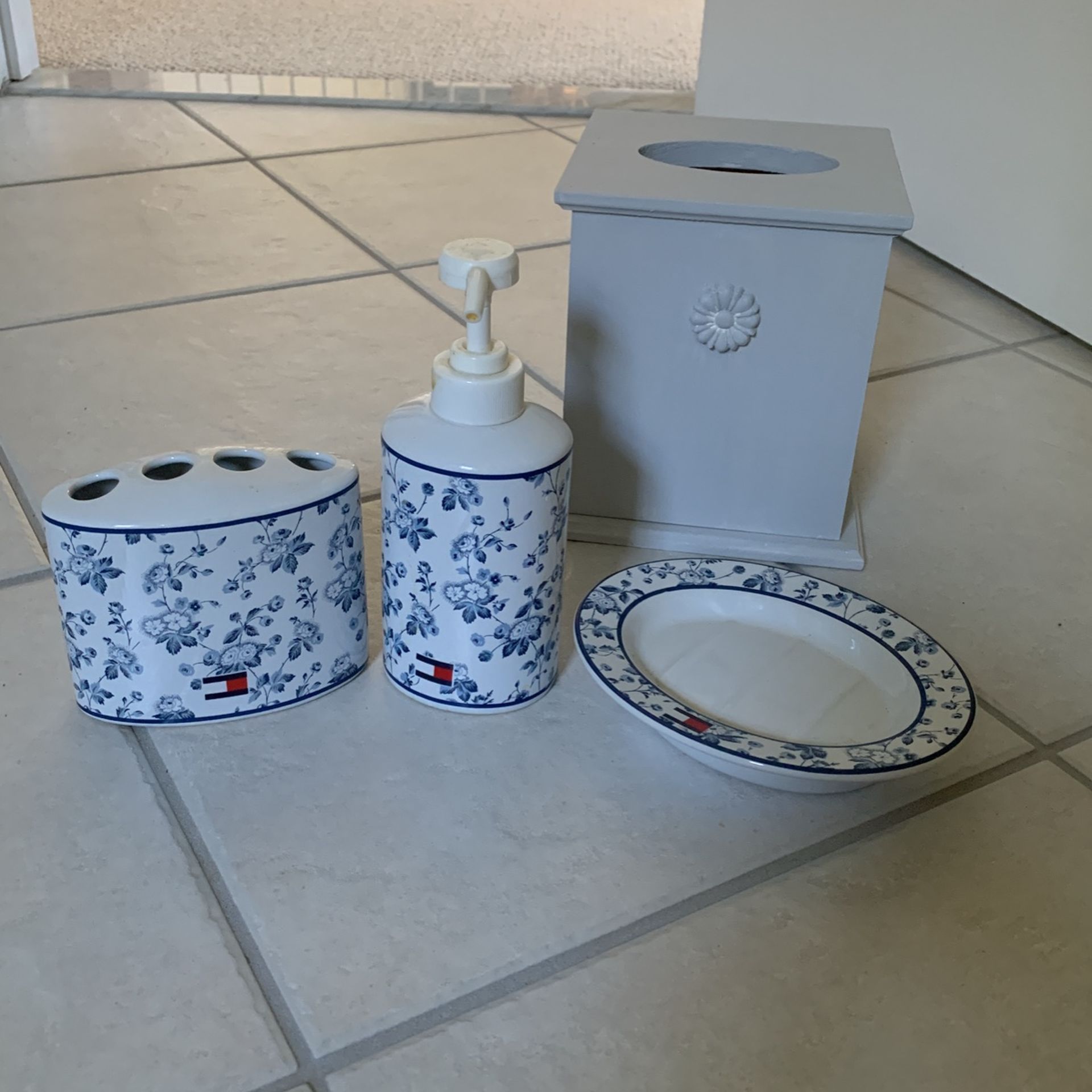 Tommy Hilfiger Bath Set