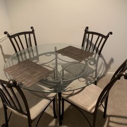 Breakfast/dining round table
