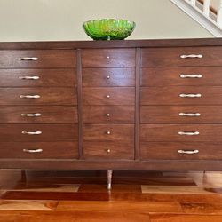 Just refinished, beautiful MCM dresser / chest -- 9 drawers, Wood A+ 