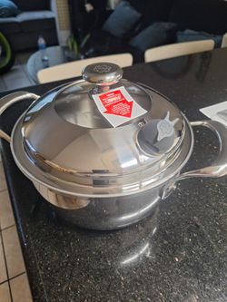 Olla de 4qt vida sana ...nueva en caja .