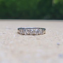 14K Gold 0.75 CT Diamond Ring (Jewelry Box Included)