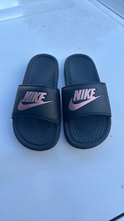 Size 7 women’s Nike slides