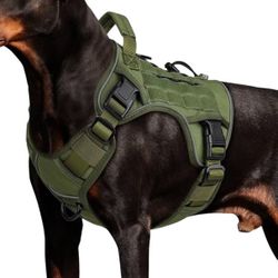 arnés táctico para perros de estilo militar. Estos chalecos están diseñados para ofrecer durabilidad y funcionalidad, permitiendo un mayor control sob