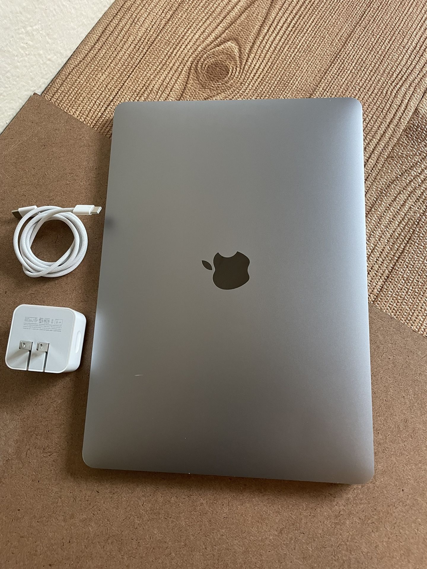MacBook Air 13 M1 Chip 8GB Memory 93% Battery