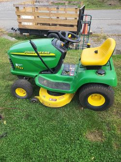 La133 John Deere riding lawn mower