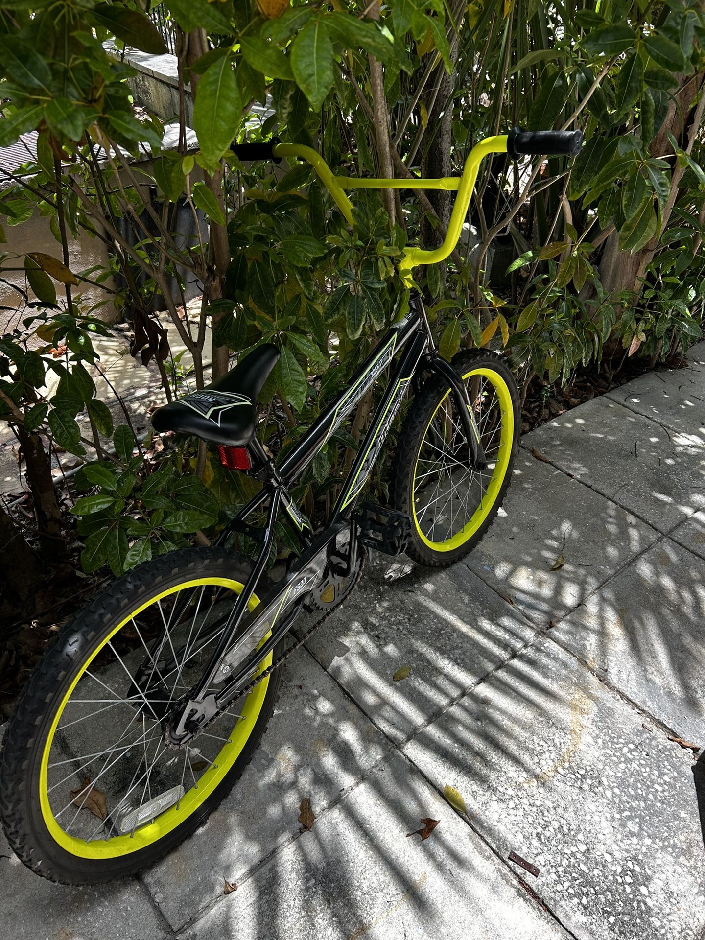 HUFFY Kids Neon Yellow And Black Rock It Bike 20 In 🚴♂️🚵🚵♀️😊Like New