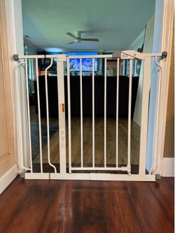 Pressure mounted baby gate with door￼