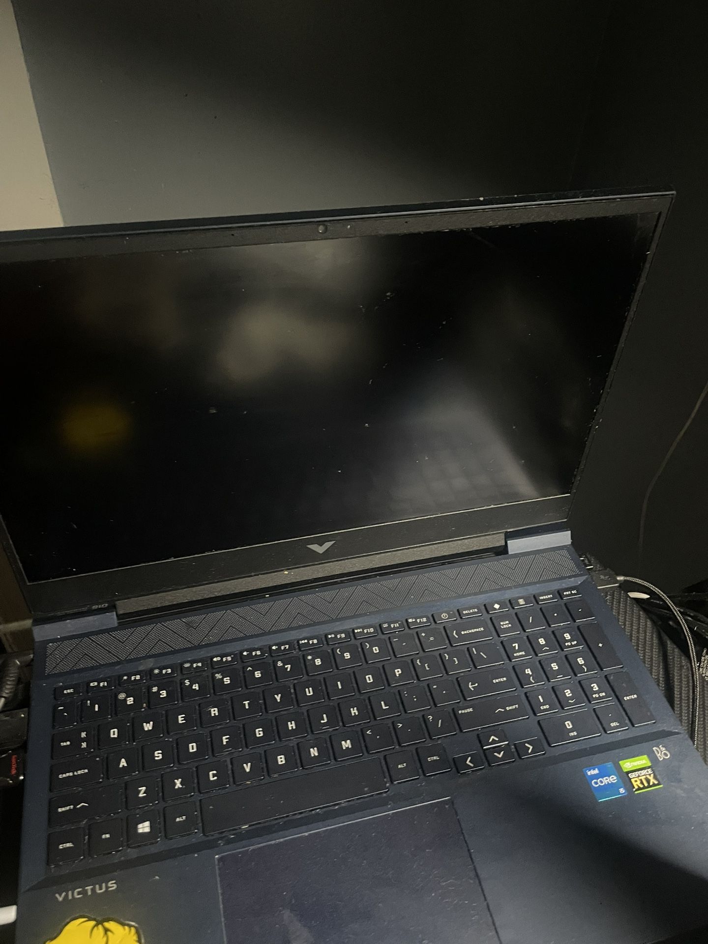 selling hp victus gaming laptop, comes with monitor and hyper x mouse