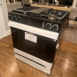 Samsung Bespoke 30-in 5 burners 6-cu ft Air Fry