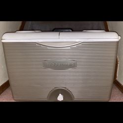 Rubbermaid Cooler