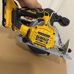 DEWALT 20V MAX Cordless Brushless 6-1/2 in. Circular Saw