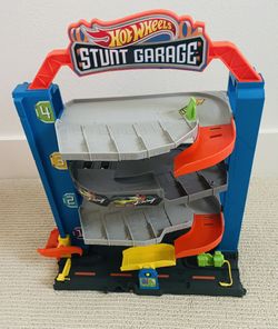 Hot Wheel Stunt Garage - Christmas