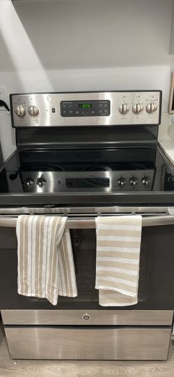 GE Oven Great Condition **Cosmetic Damage Crack In Stovetop**