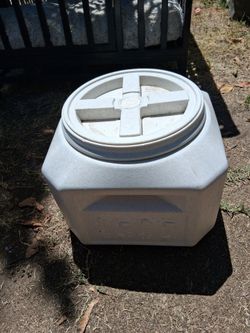 Small dog food container