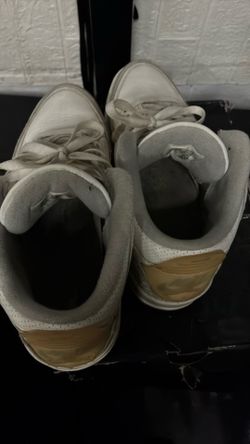 White air Jordan 3s comes with box
