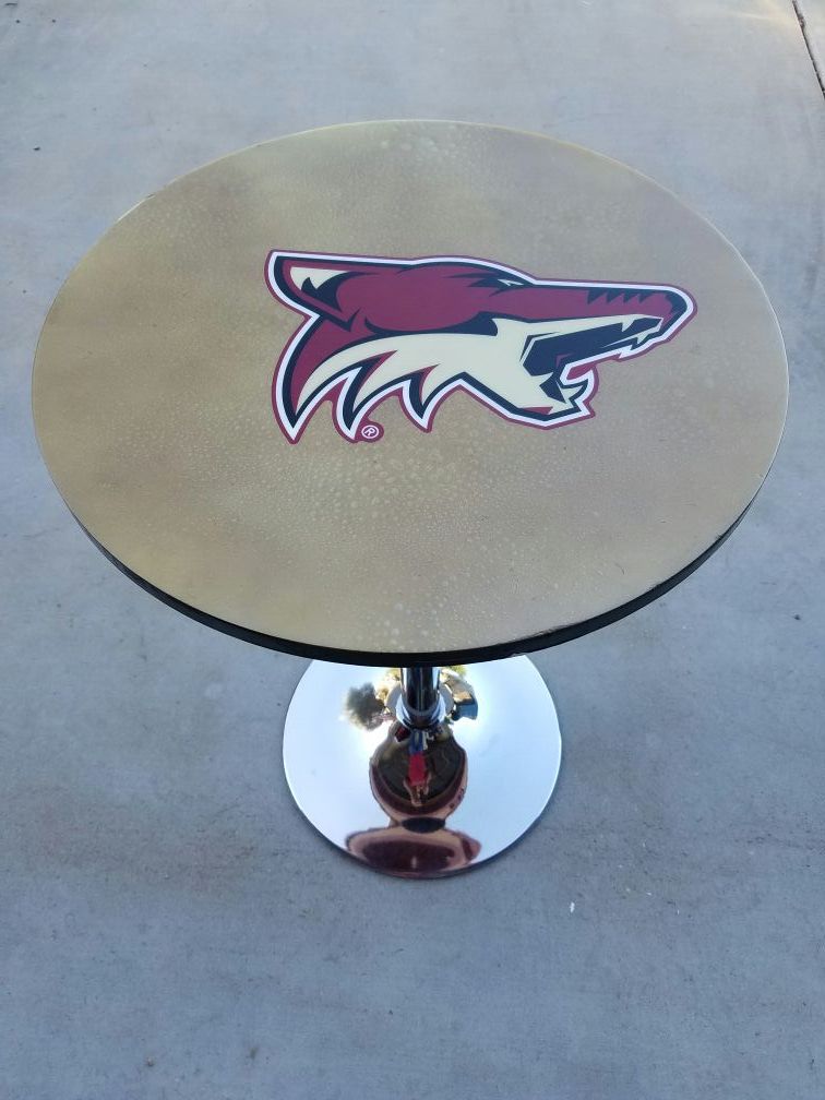 Must Sell! Arizona Coyotes Round Retro Pub Table