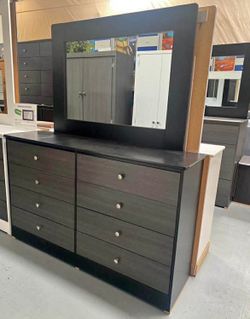 Eight Drawers Dresser With Mirror 