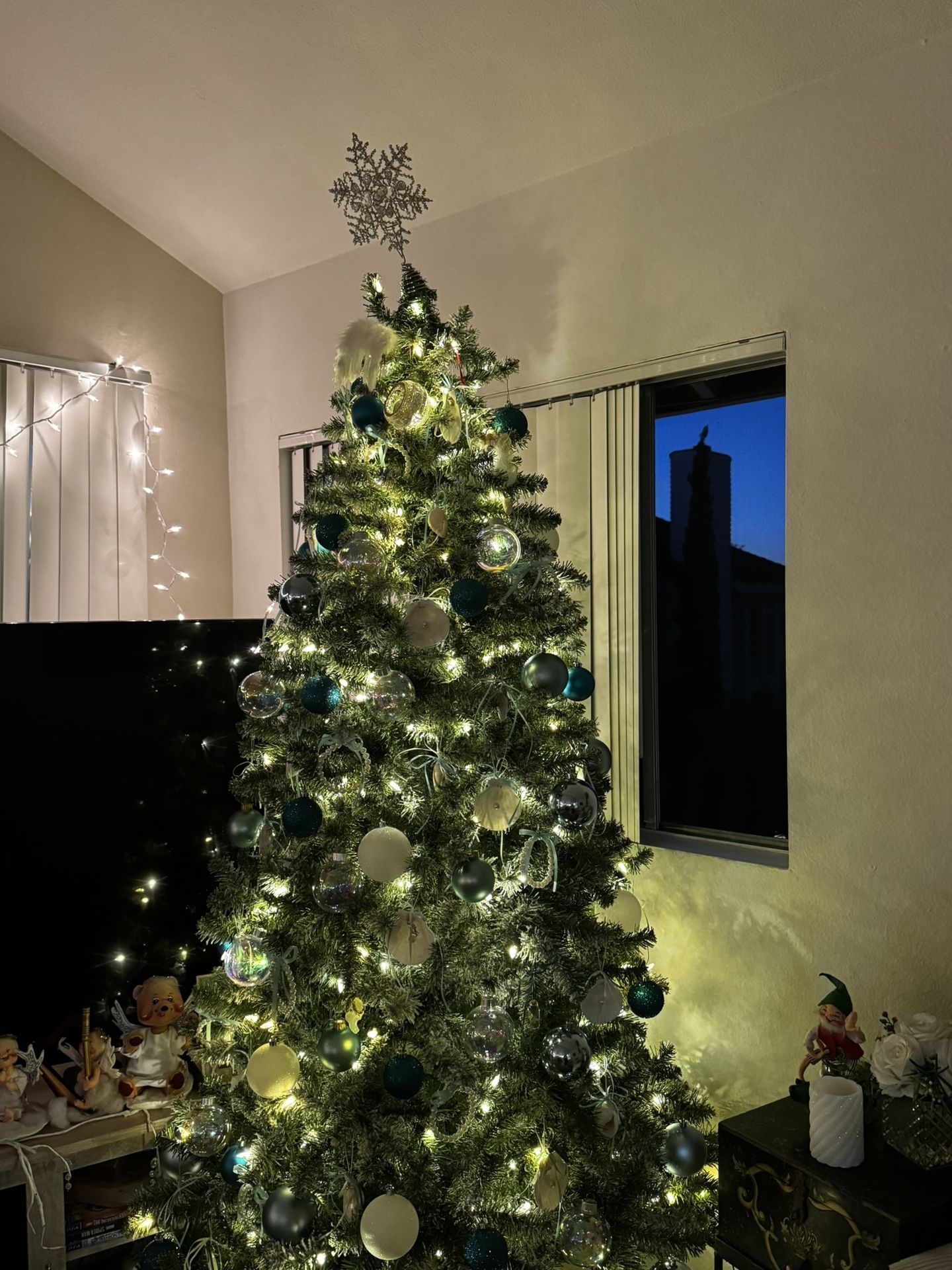 Beautiful Christmas Tree 6 Different Light Settings