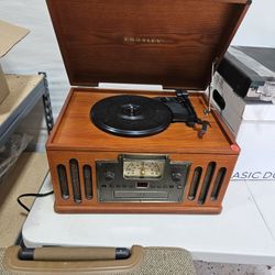 Crosley Vinyl, CD AM FM. Player
