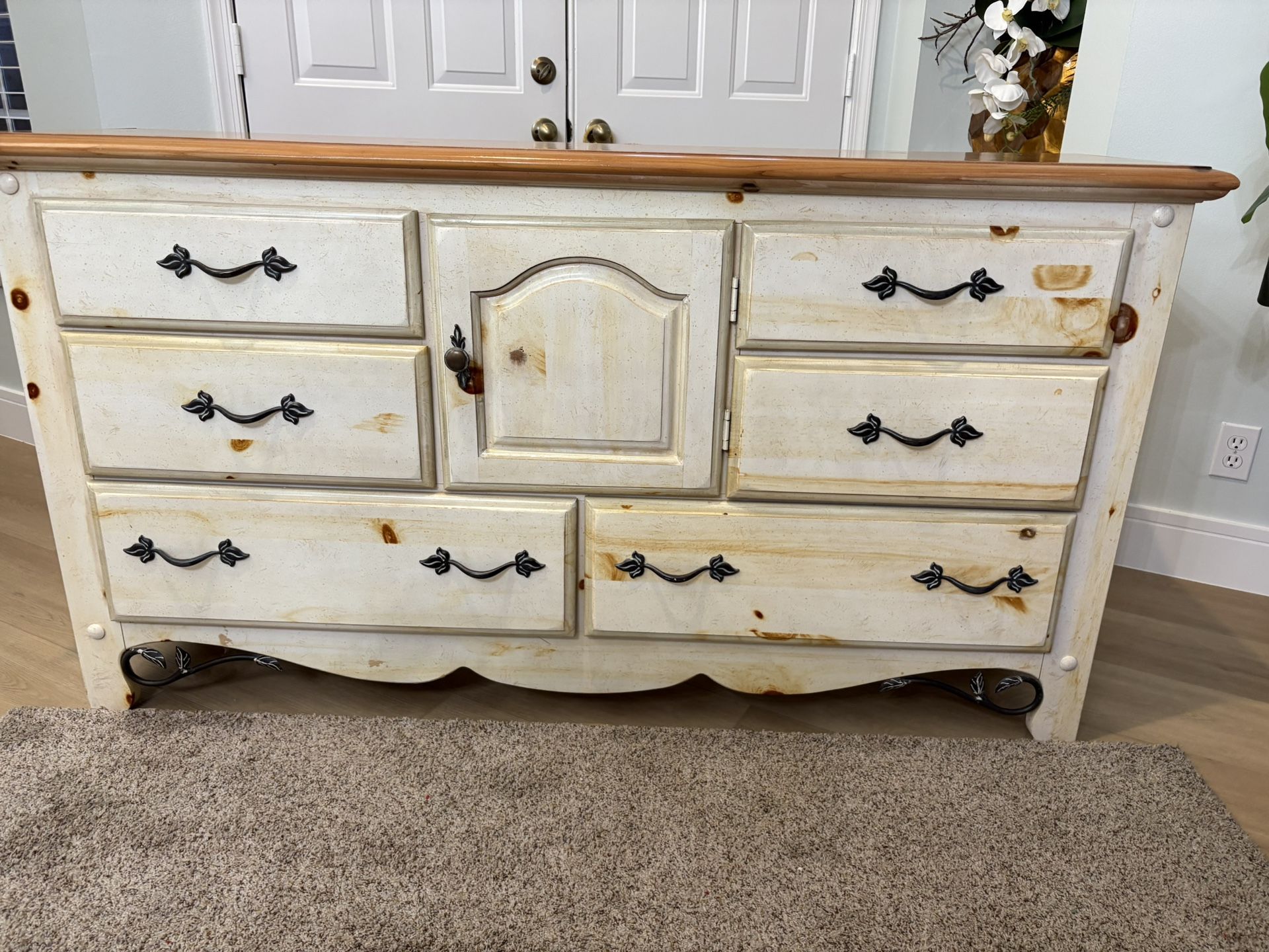 Beautiful Dresser & Mirror For Sale