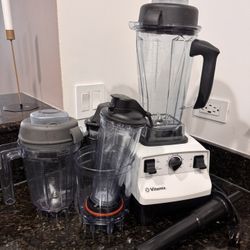 Vitamix 5200 Blender, Dry Container, Cup Adapter and Cups