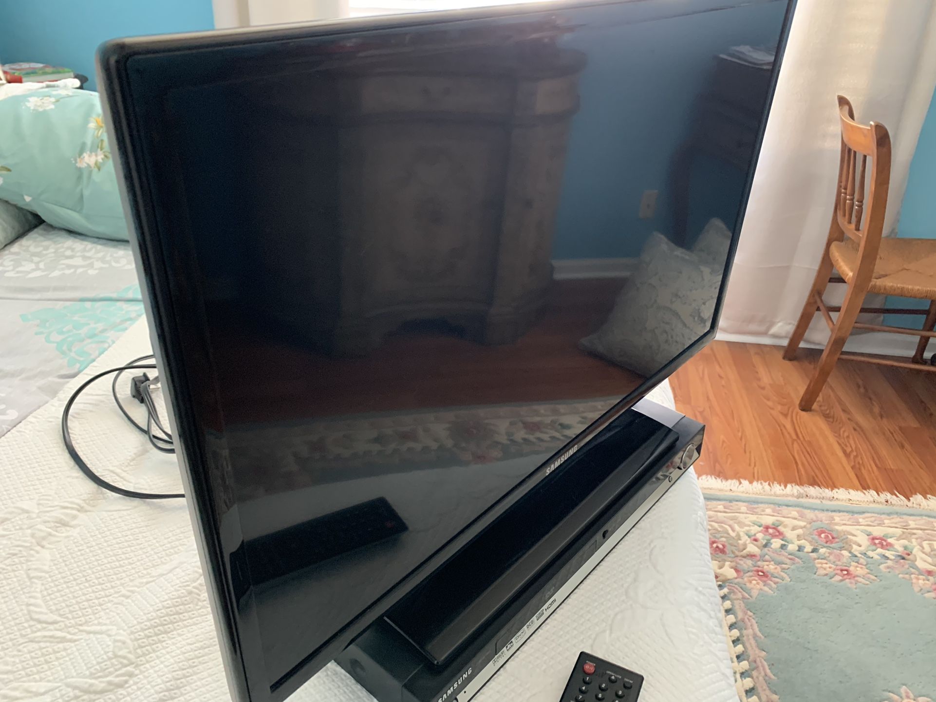 Samsung Tv 26 Inch With Samsung Dvd Player Evrything Works