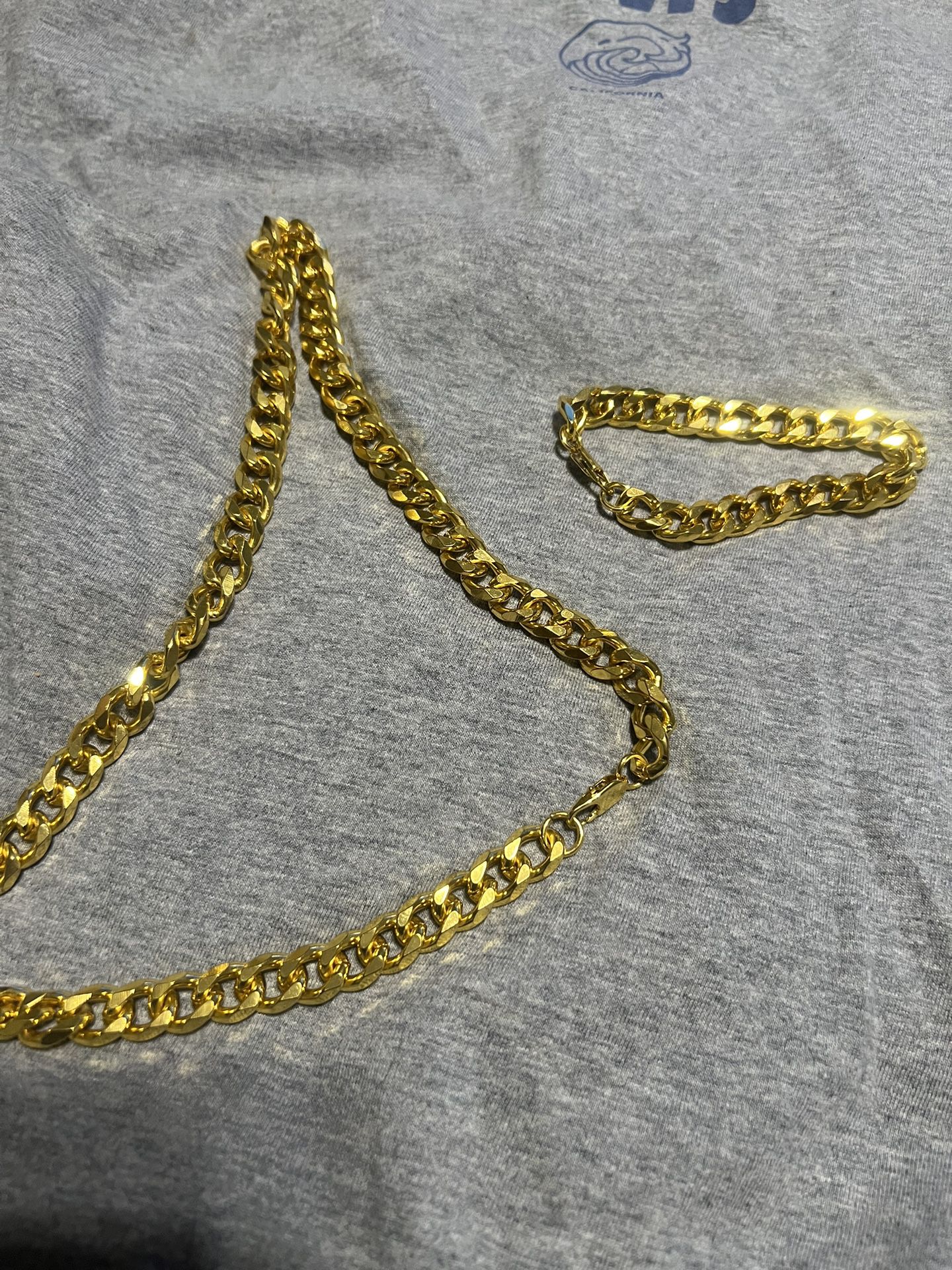 Gold Plated Chain And Brasalete. 