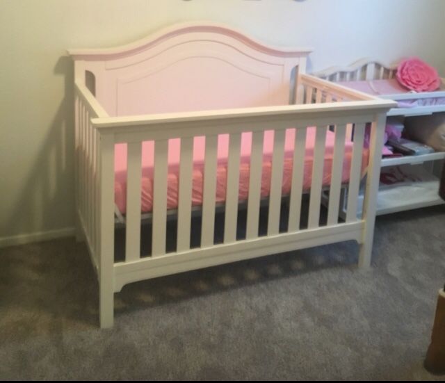 Baby crib 4 in 1 with changing table