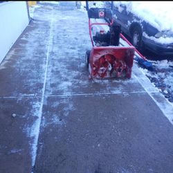 Snow Blower LIKE NEW READY TO USE