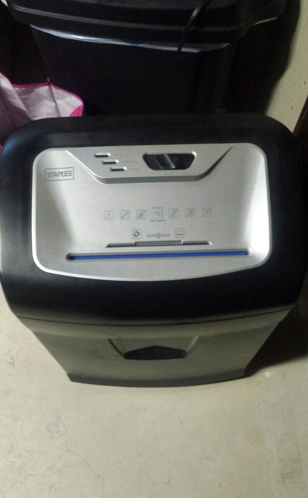 Staples SPL-TXC15A 15-Sheet Cross-Cut Shredder