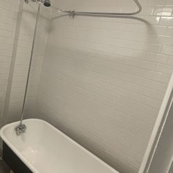 Antique Claw Feet Bath Tub With Shower Set Up