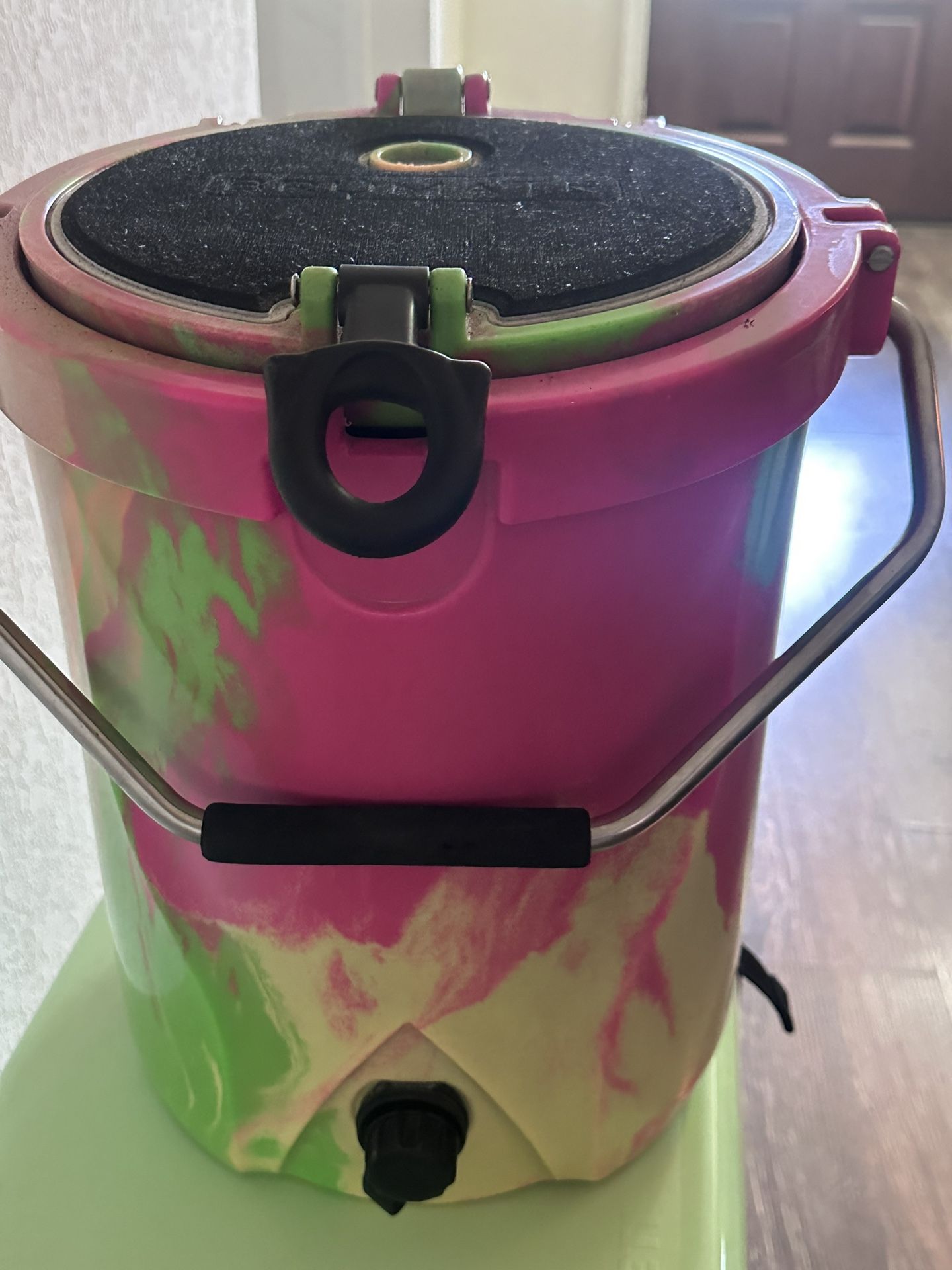 BrüMate BrüTank Backpack Cooler – Neon Dream