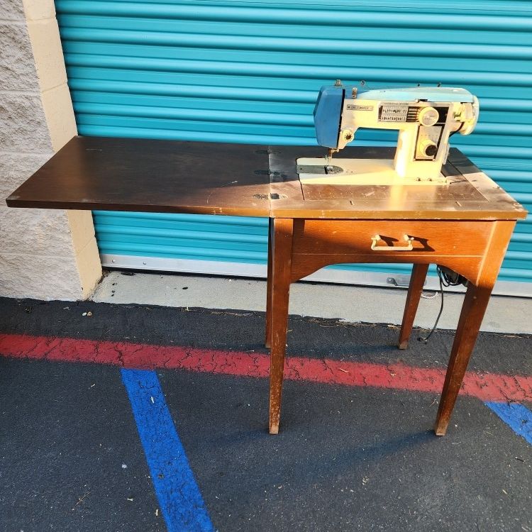 西洋骨董(ヴィンテージ)『Melissa』コンパクト Vintage Used Dressmaker DeLuxe Zig-Zag S-3000 25305 Sewing
