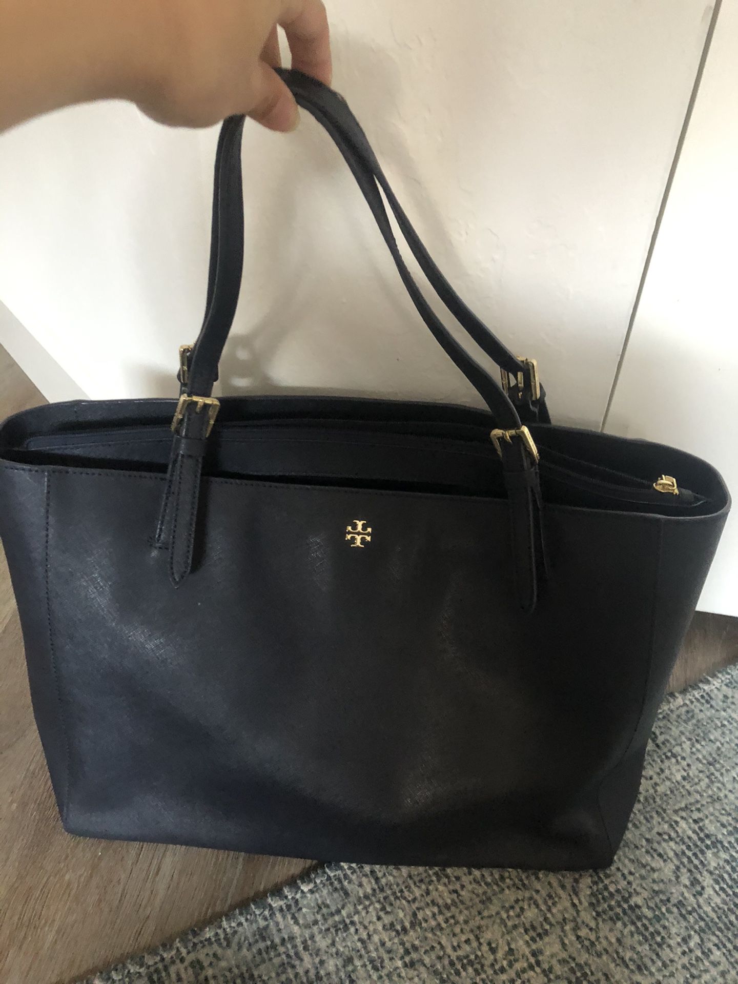 TORY BURCH EMERSON LARGE ZIP TOTE- NAVY BLUE AUTHETIC for Sale in Los  Angeles, CA - OfferUp