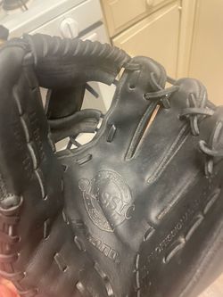 Baseballs youth glove
