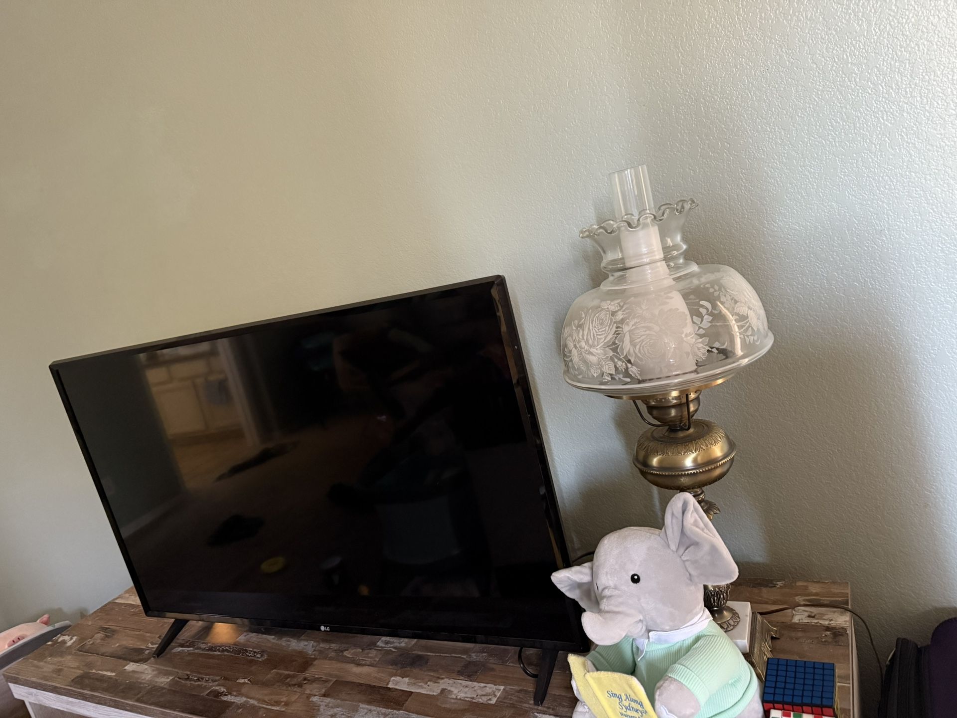 LG 43“ UHD Smart TV Like new，Barely used