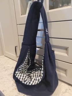 Pet/dog carrier over the shoulder