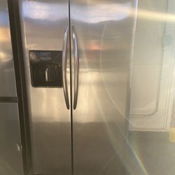 FRIGIDAIRE STAINLESS STEEL SIDE BY SIDE REFRIGERATOR 