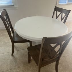 Small Table And 3 Chairs 