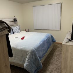 King Size Bed With Both Dressers 
