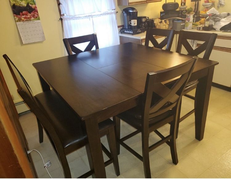 Table With 4 Chairs And Bench Seat Excellent Conditio