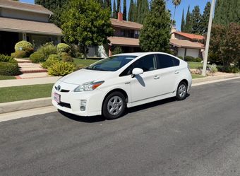 2010 Toyota Prius - Only 126k Clean Carfax & Title