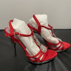 Ladies high heels size 6 heel size 3.5 inches long in excellent condition as seen in pictures. 