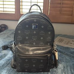 Mcm girls backpack  small size ,authentic ✅