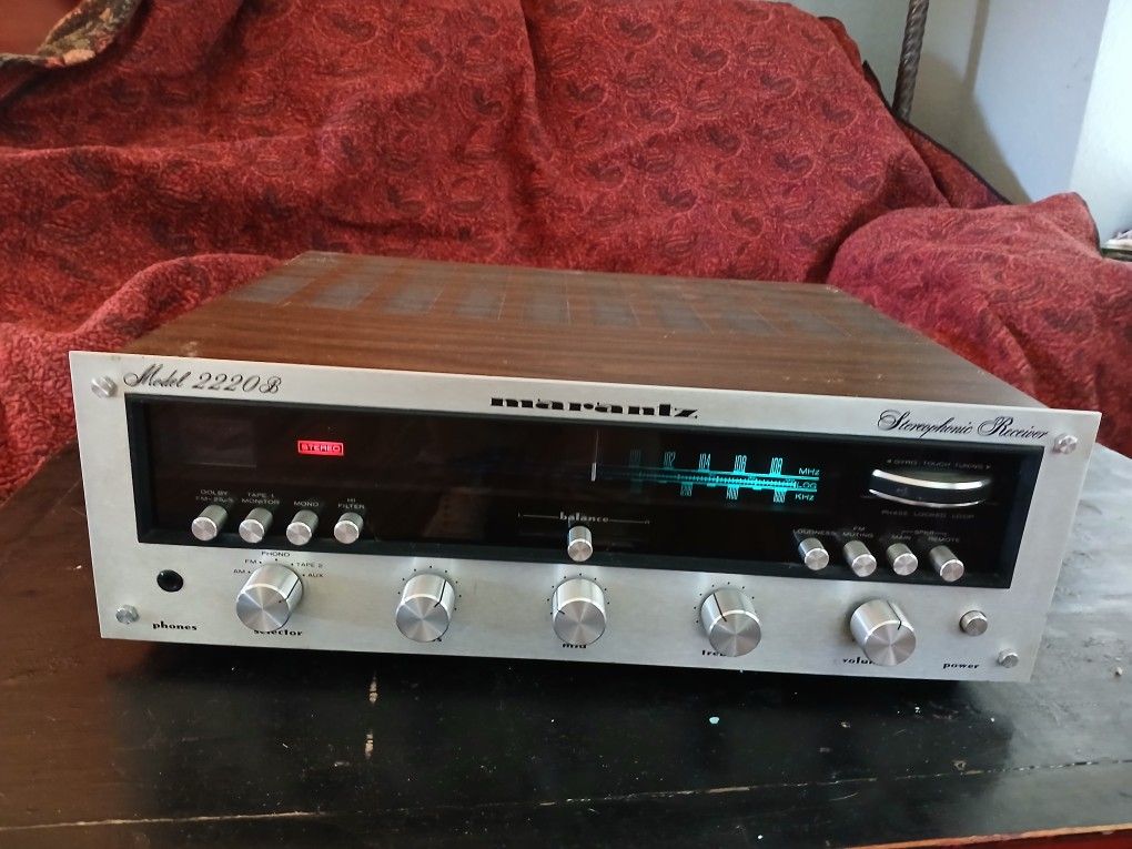 Vintage Marantz 2220b Receiver.