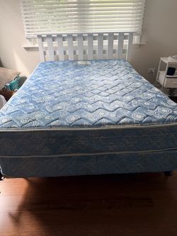 White wood full-size bedroom set White wood full-size bedroom set